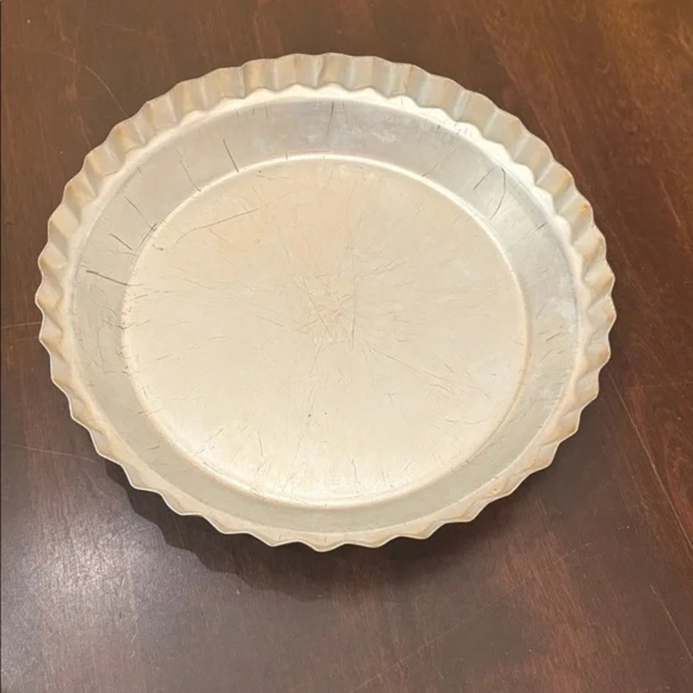 Vietri Ivory Scalloped Plate